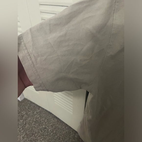 Uniqlo U t shirt in a cream/tan color - Picture 4 of 5